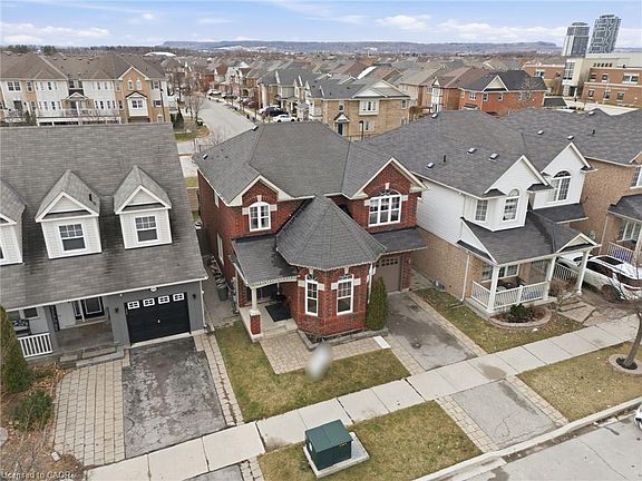 3rd image of 910 Vickerman Way