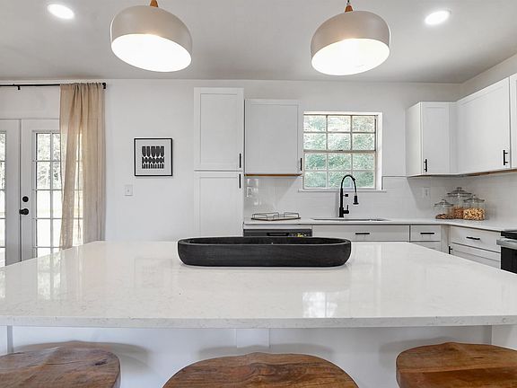 2nd image of 1013 Ferro Ave