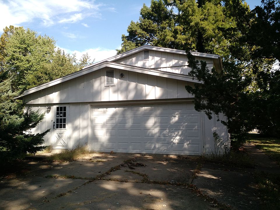 1st image of 200 N Parrish Ln