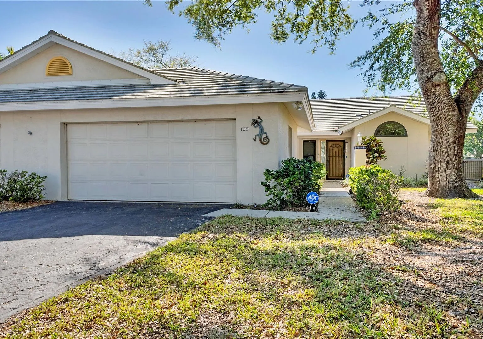 New Listing In The Plantation - 3bd/2ba/2cg Lakefront — Photo 2