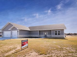 17340 Brook Ridge Dr, Wamego, KS 66547