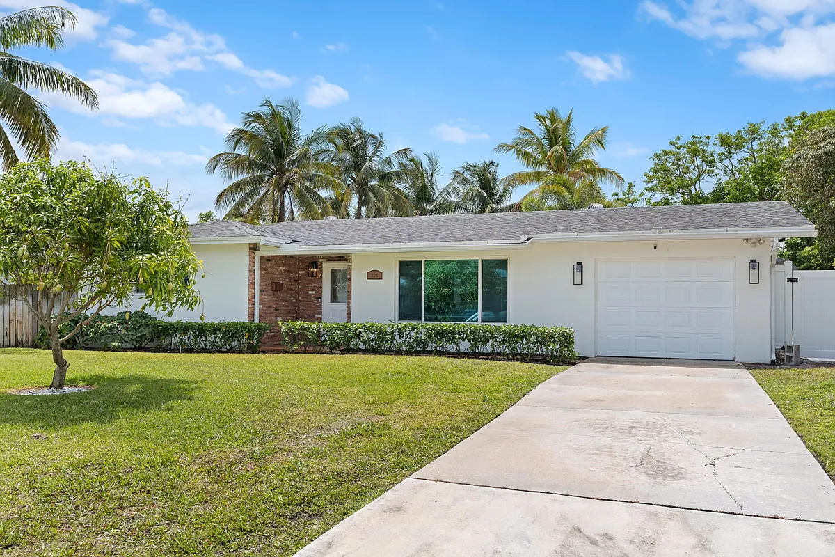 Photo 2 of 16 - 226 SW 13th Ave - Boynton Beach, FL Building Photo - 226 SW 13th Ave