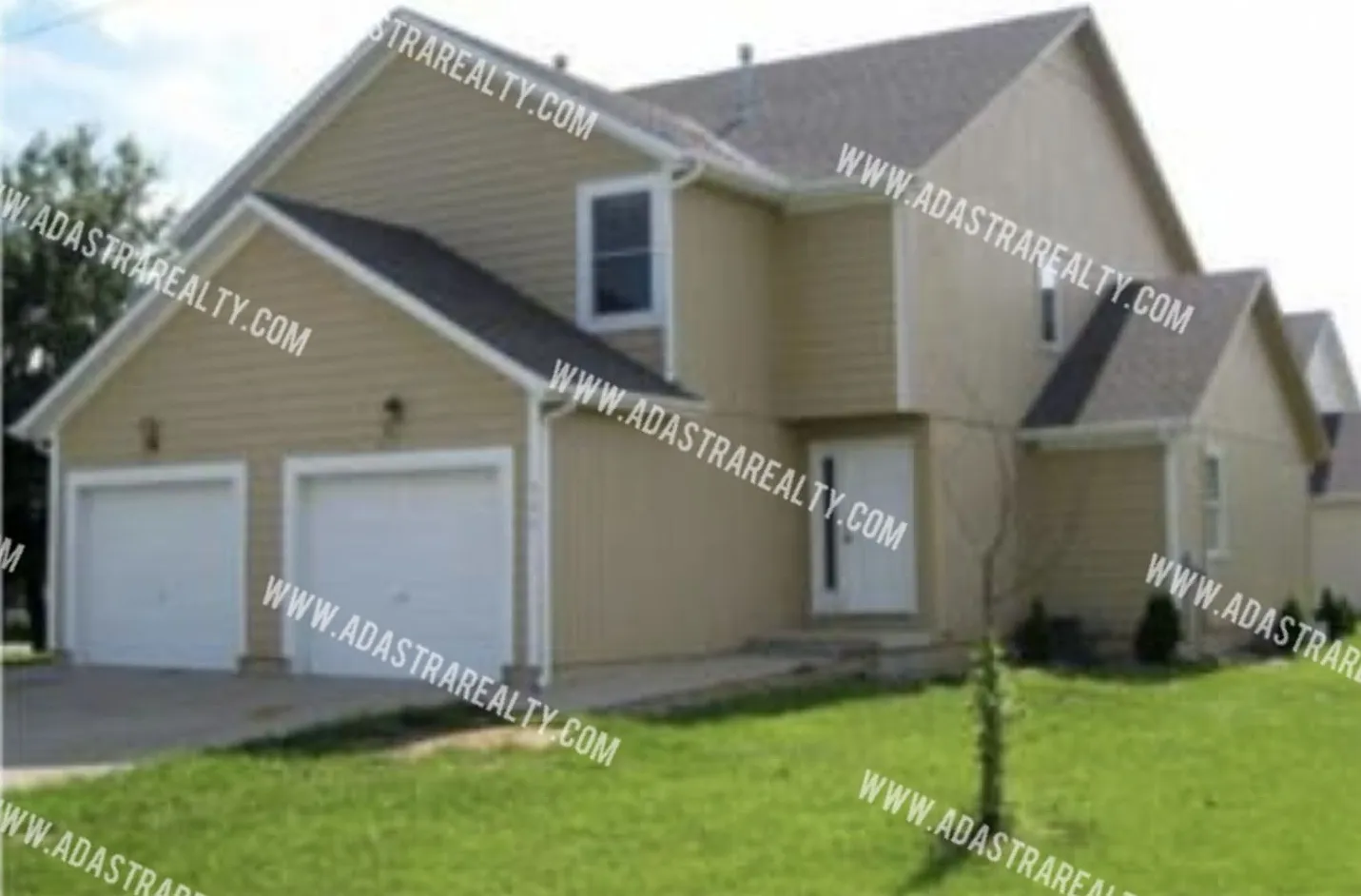Beautiful and Spacious Louisburg Townhome-Available NOW!! — Photo 1