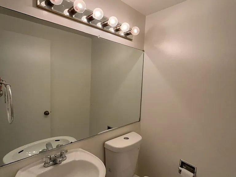 18550 Hatteras St #21 — Photo 5