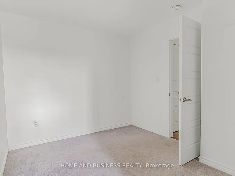 1135 Duignan Cres — Photo 21