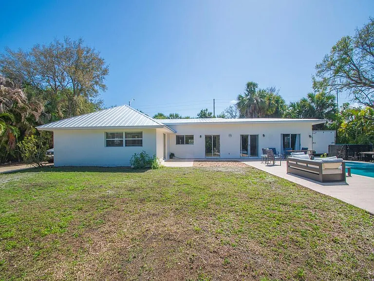 527 E Causeway Blvd — Photo 18