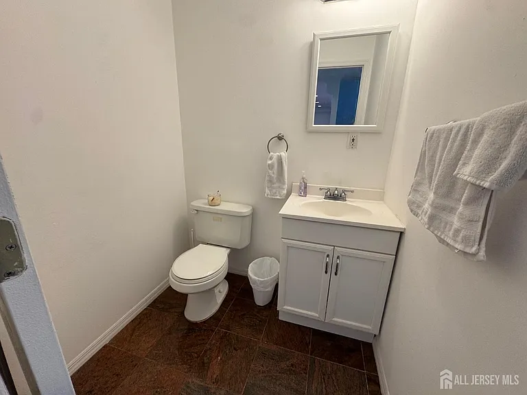5 Hollywood St — Photo 11