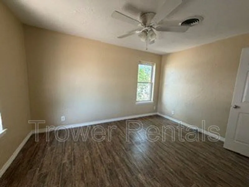 3 bed, 2.0 bath, 1058 sqft, $1,800 — Photo 4