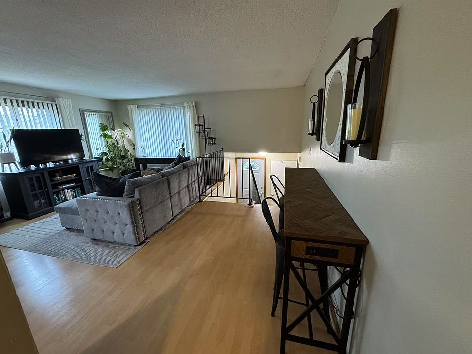 6211 upstair from hallway to see living room and stairs