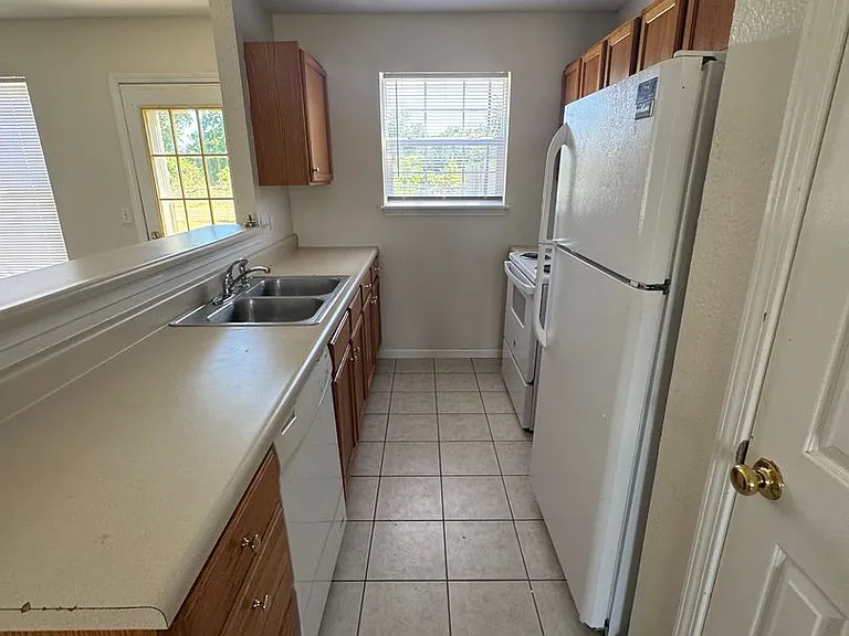 2681-2683 E Oakbrook Dr — Photo 4