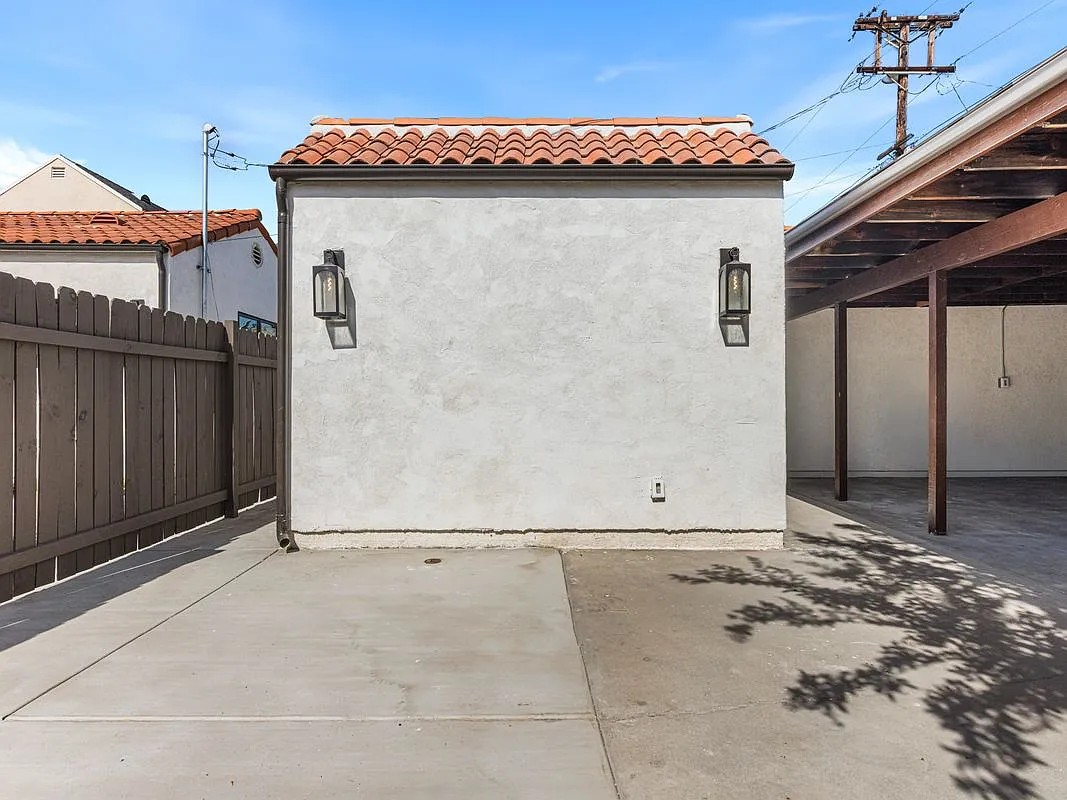 2 bed, 2.0 bath, 800 sqft, $4,000 — Photo 2