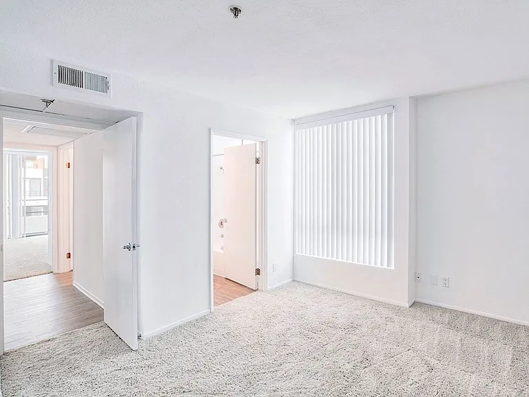 1820 Whitley — Photo 17
