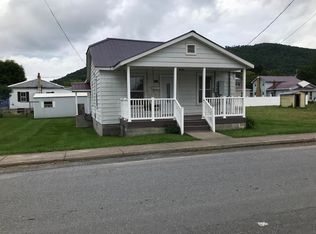 241 7th St, Rainelle, WV 25962