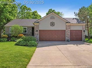 9450 Sandlewood Ct, Whitmore Lake, MI 48189