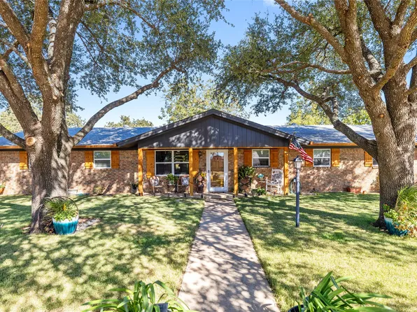 202 Poco St, Bangs, TX 76823