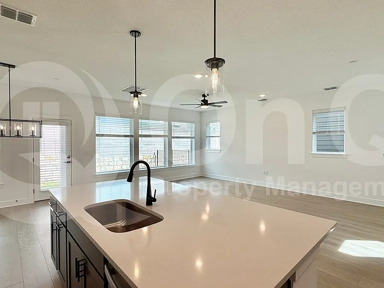 1016 Brickell Loop — Photo 10
