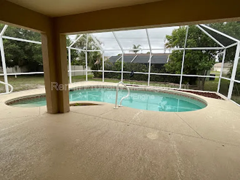 1710 SW 10th Pl — Photo 2