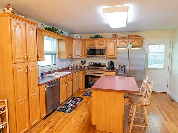 5th image of 912 Spring Valley Dr