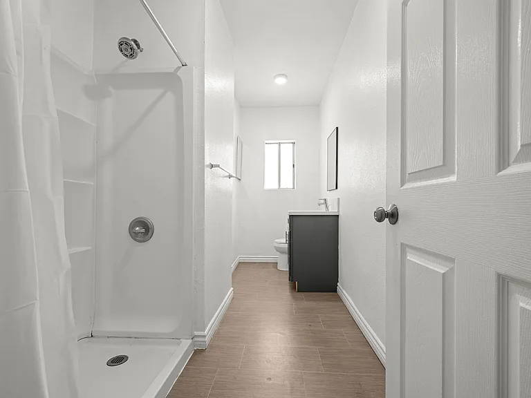 1280 W Jefferson Blvd — Photo 8