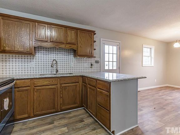 5th image of 405 Oakwood St