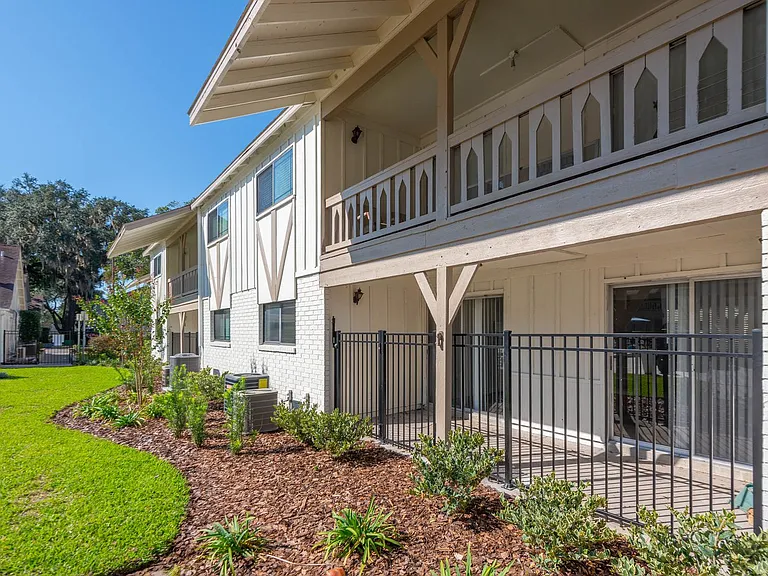 Camelot Apartments — Photo 35