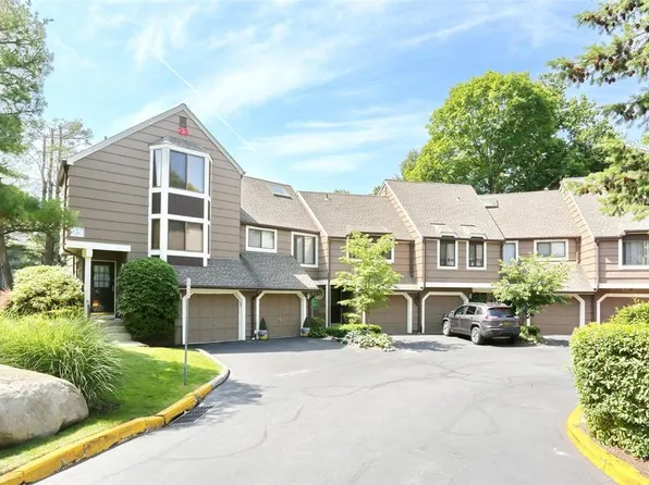 221 Treetop Circle, Nanuet, NY 10954