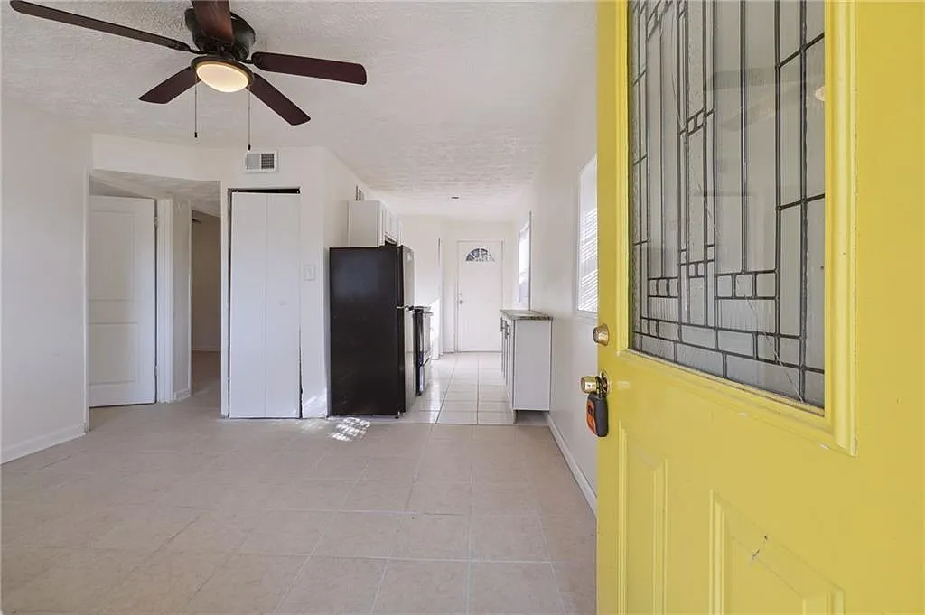 2 bed, 1.0 bath, 1176 sqft, $1,050 — Photo 2