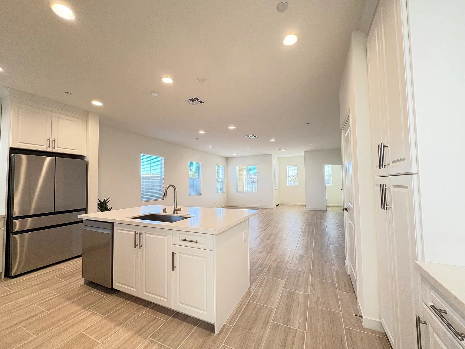 3 bed, 2.5 bath, 1864 sqft, $4,350 — Photo 4