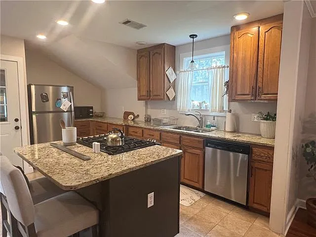 3 bed, 2.0 bath, 1450 sqft, $1,700 — Photo 3