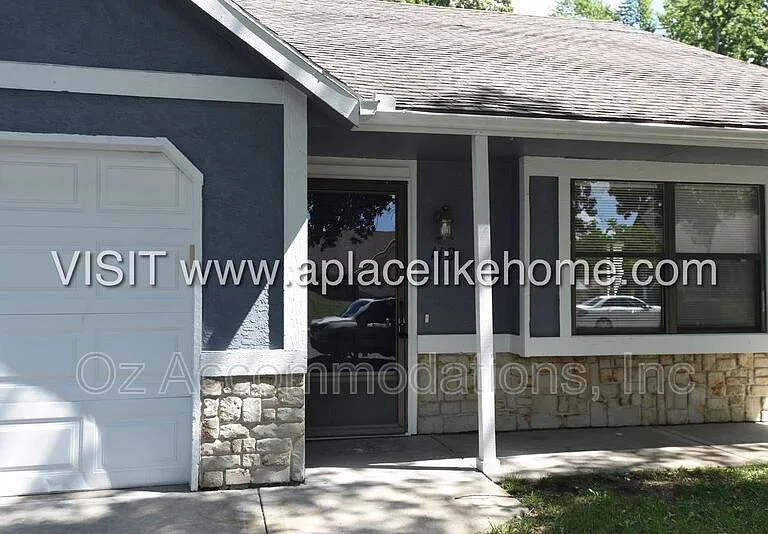 119 SE Greystone Dr — Photo 2