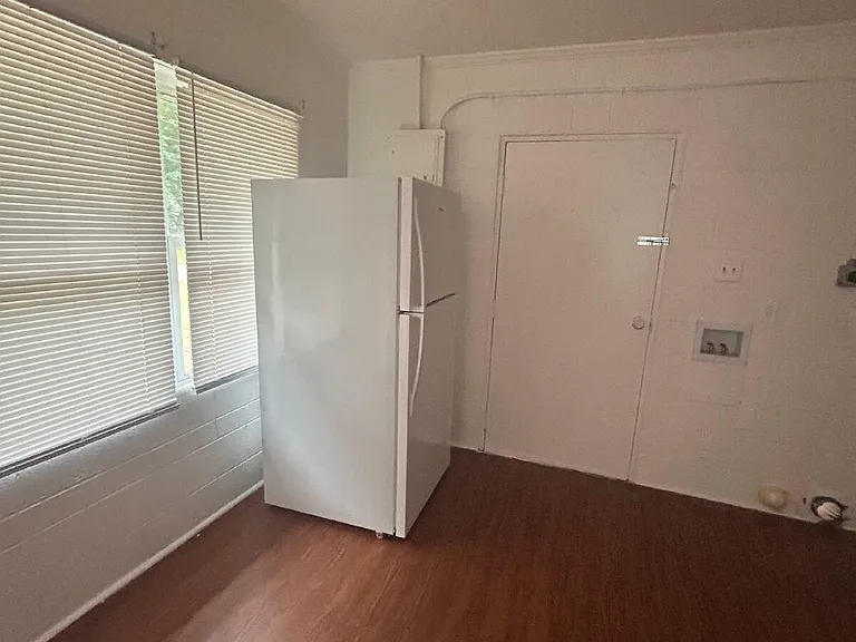 421 Squirrel St #A — Photo 8