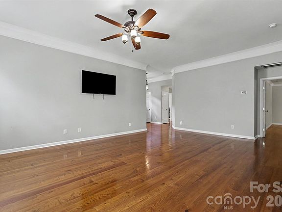 4th image of 644 Sunset Point Dr