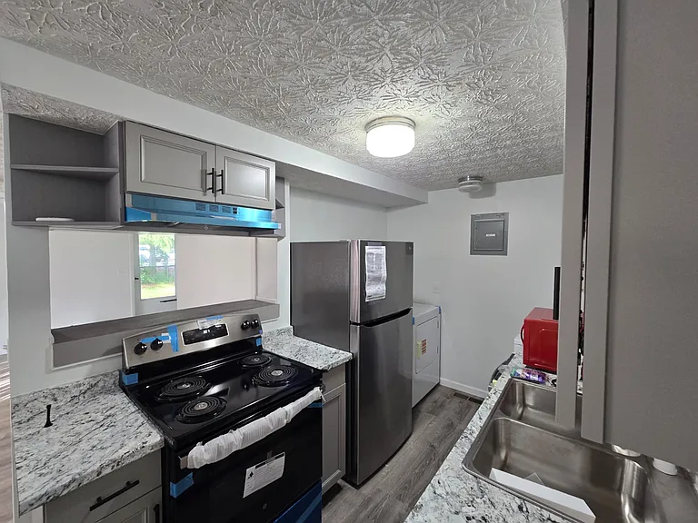 2490 Burgandy Ln — Photo 10
