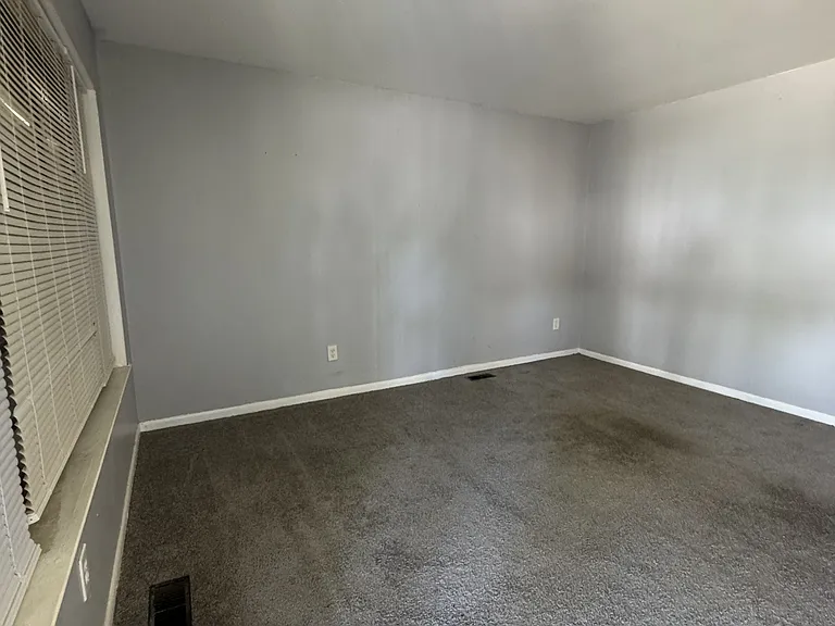 18449 Albany St — Photo 5