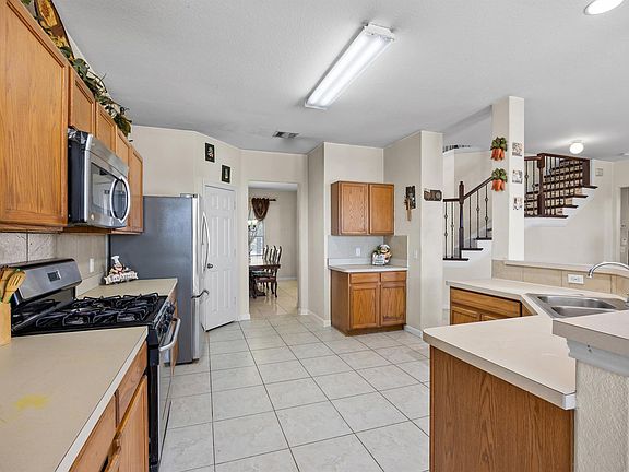 3rd image of 3502 Shiraz Loop