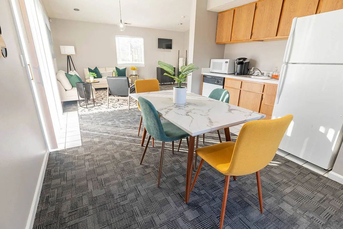 Building Photo - Creekside Square Apartments