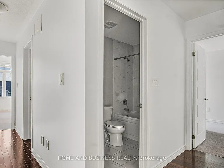 1135 Duignan Cres — Photo 18