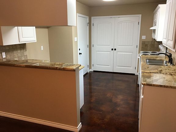 2nd image of 1701 Tanglewood Dr