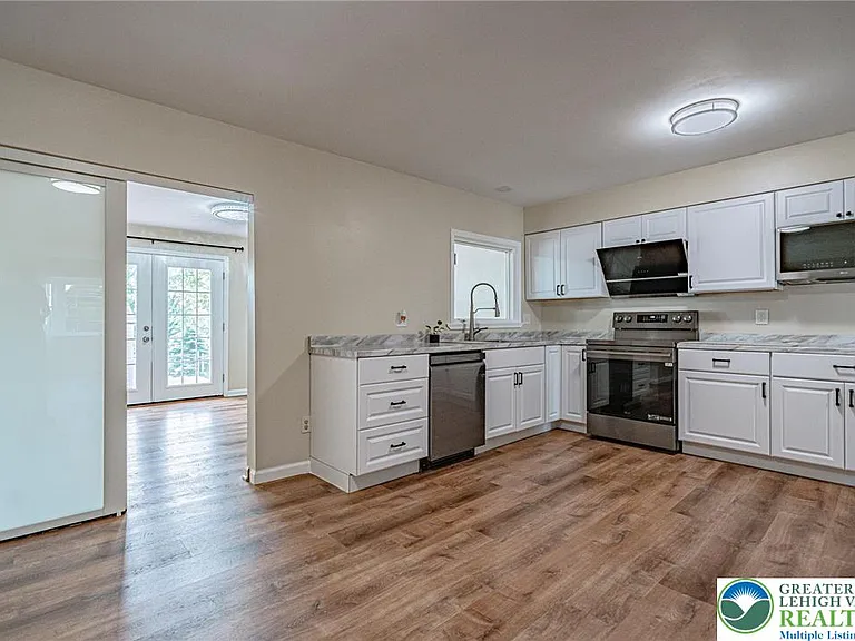 5650 Greens Dr — Photo 8