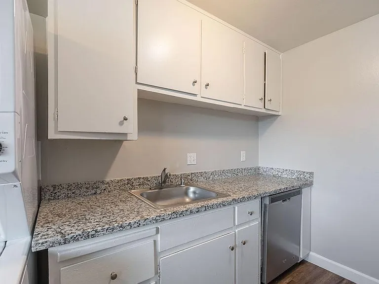 Rosewood Gardens Apartments — Photo 11