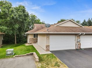 821 White Oak Ct, New Brighton, MN 55112