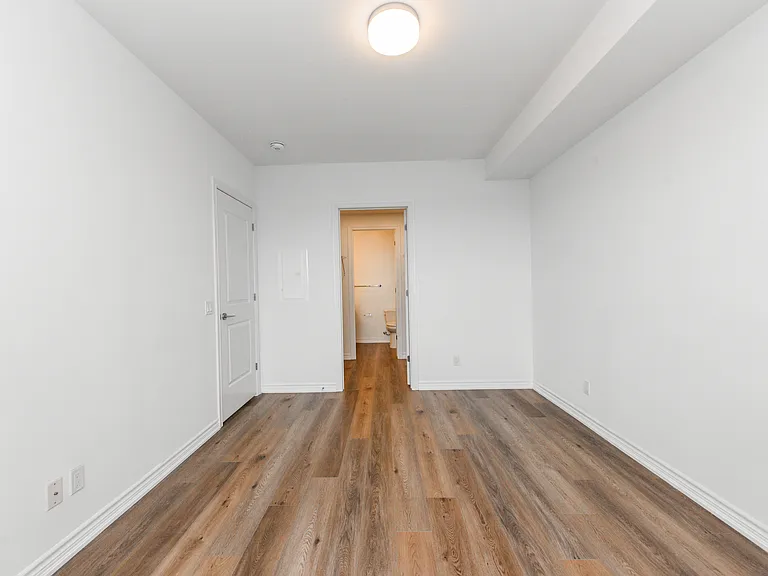 571 Prince Edward Dr N — Photo 6