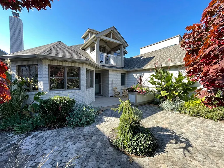 Lynbrook Ave — Photo 1