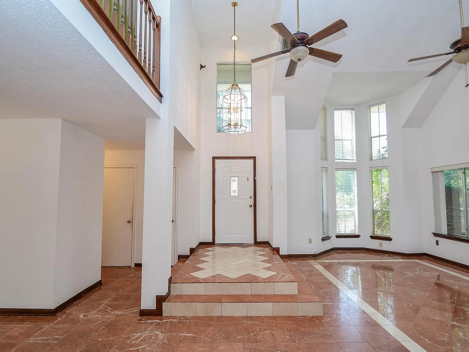 3 bed, 2.5 bath, 2447 sqft, $2,350 — Photo 4