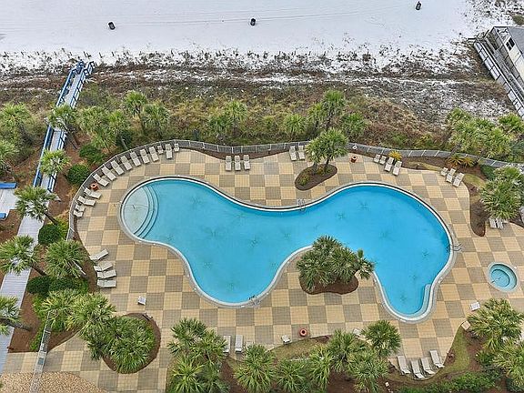 Lagoon shaped pool