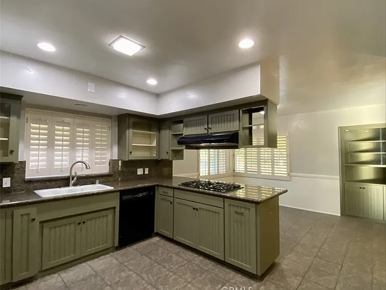 1693 N Euclid Ave — Photo 25