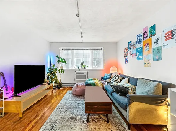 104 Trowbridge St APT 4, Cambridge, MA 02138