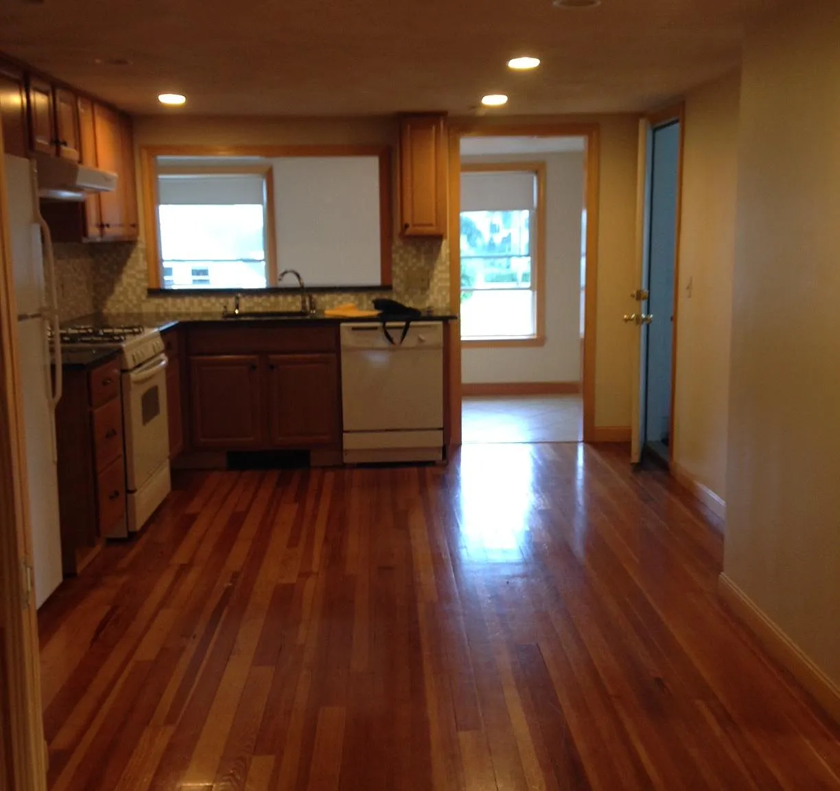 2 bed, 900 sqft, $2,300 — Photo 1