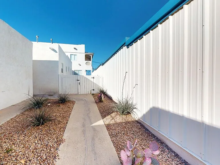 Sleek, Contemporary Efficiency - Live El Campo on Route 66! — Photo 30