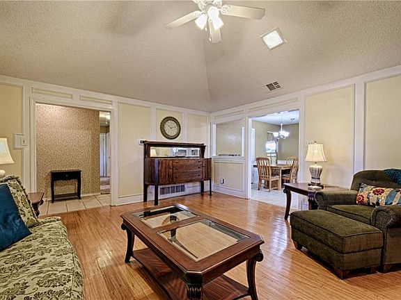 3rd image of 3731 Furneaux Ln